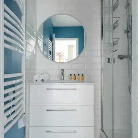 Veeve - A Kiss Of Blue Apartment
