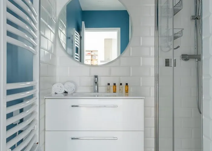 Veeve - A Kiss Of Blue Apartment